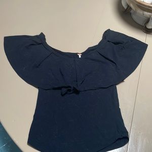 Black T-shirt with ruffled sleeve